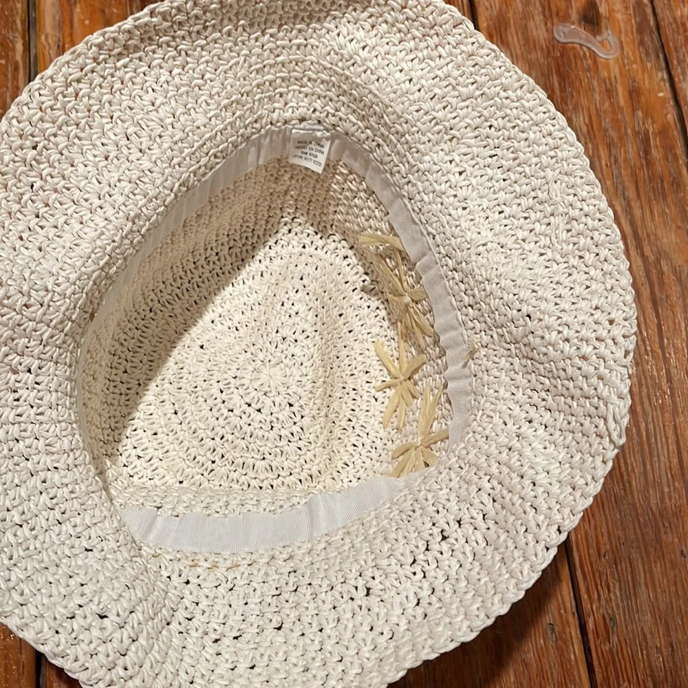 Vintage Spring-Summertime hat w/straw flower embellishments